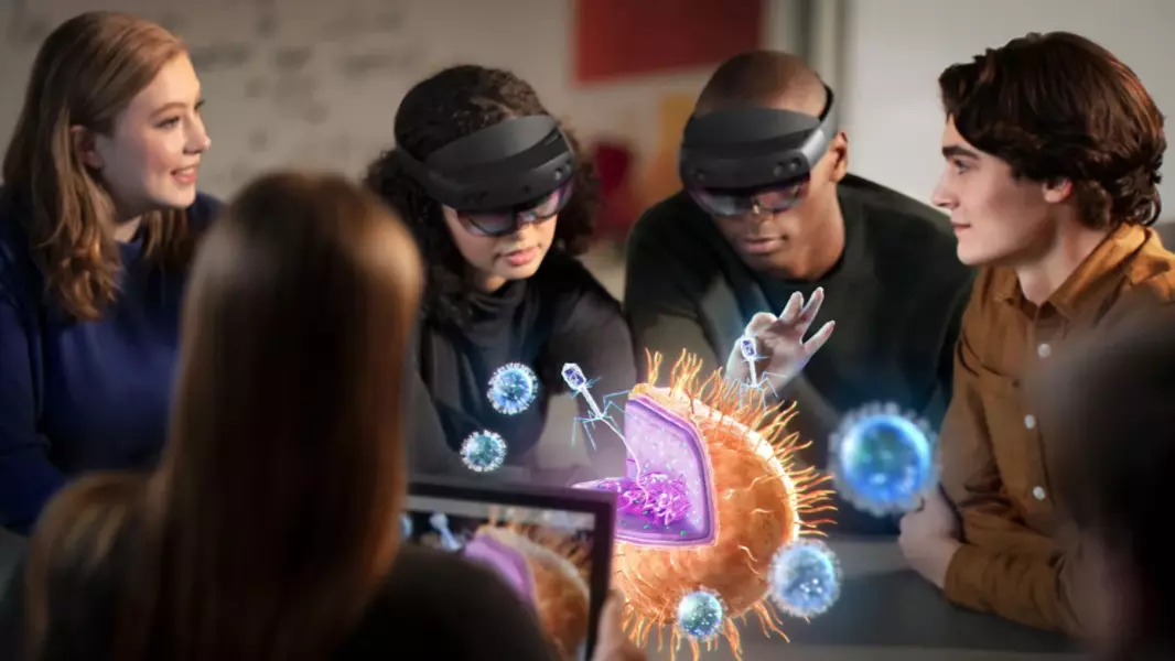 Education and Learning with Microsoft HoloLens 2